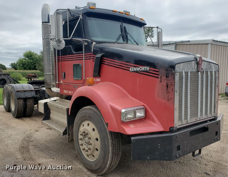 image for item IT9827 2009 Kenworth T800  semi truck
