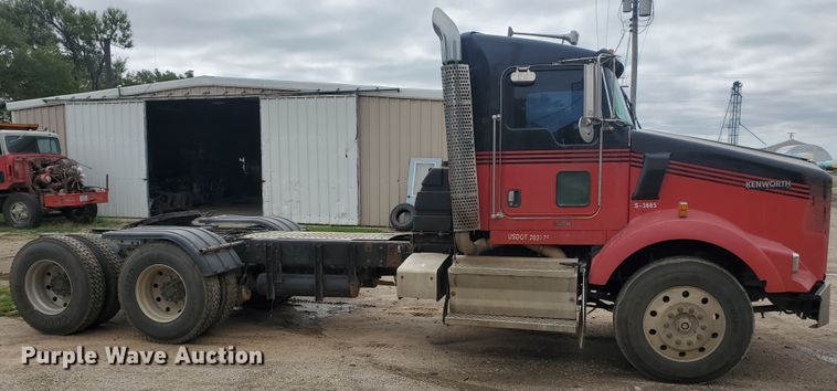 image for item IT9827 2009 Kenworth T800  semi truck