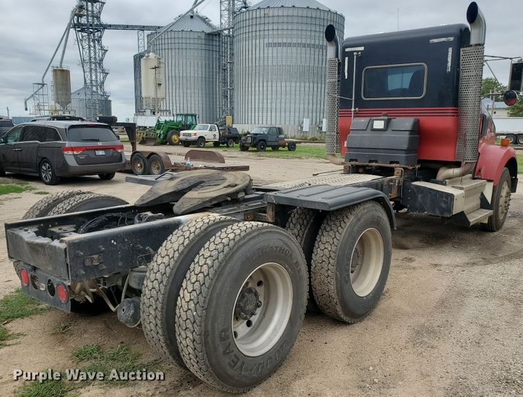 image for item IT9827 2009 Kenworth T800  semi truck