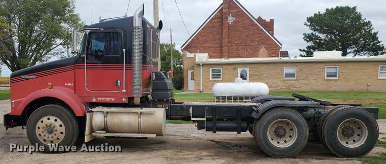 image for item IT9827 2009 Kenworth T800  semi truck