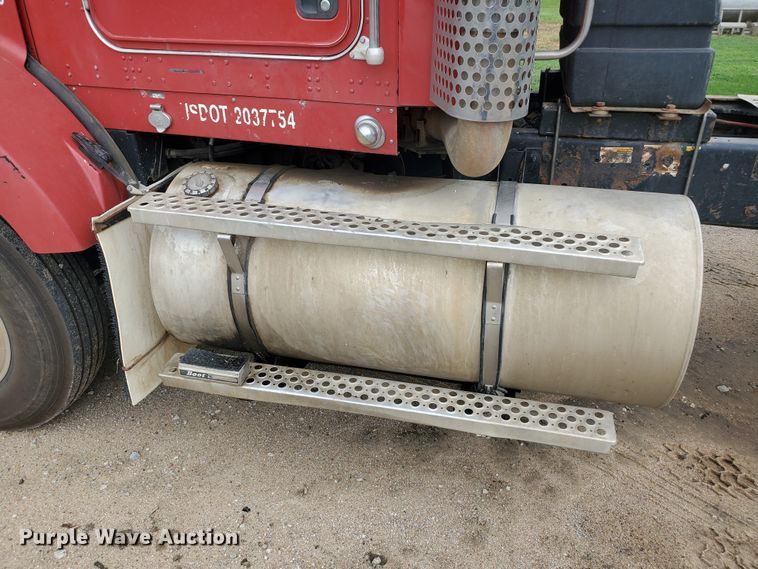 image for item IT9827 2009 Kenworth T800  semi truck