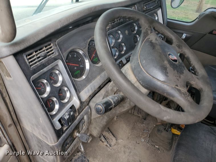 image for item IT9827 2009 Kenworth T800  semi truck