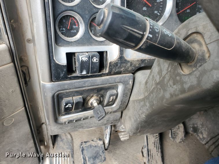 image for item IT9827 2009 Kenworth T800  semi truck