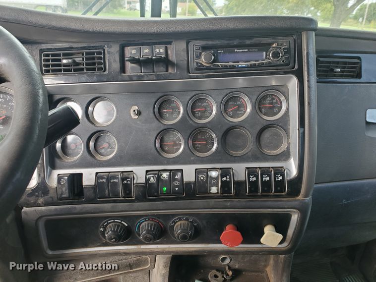 image for item IT9827 2009 Kenworth T800  semi truck