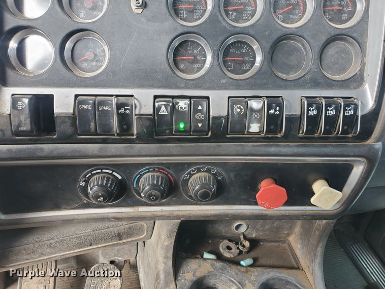 image for item IT9827 2009 Kenworth T800  semi truck