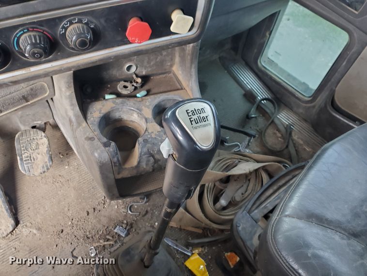 image for item IT9827 2009 Kenworth T800  semi truck