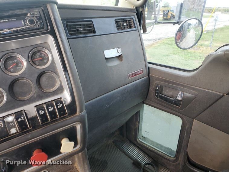 image for item IT9827 2009 Kenworth T800  semi truck