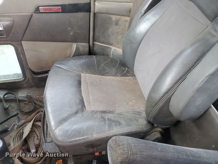 image for item IT9827 2009 Kenworth T800  semi truck