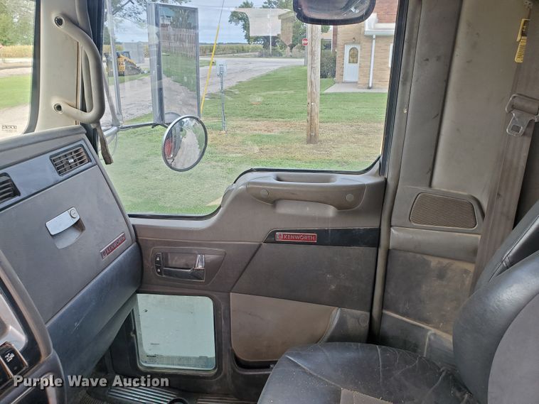 image for item IT9827 2009 Kenworth T800  semi truck