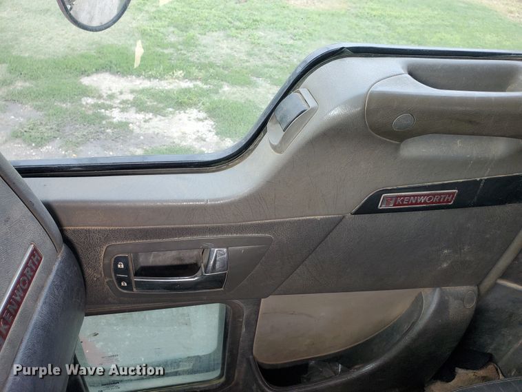 image for item IT9827 2009 Kenworth T800  semi truck