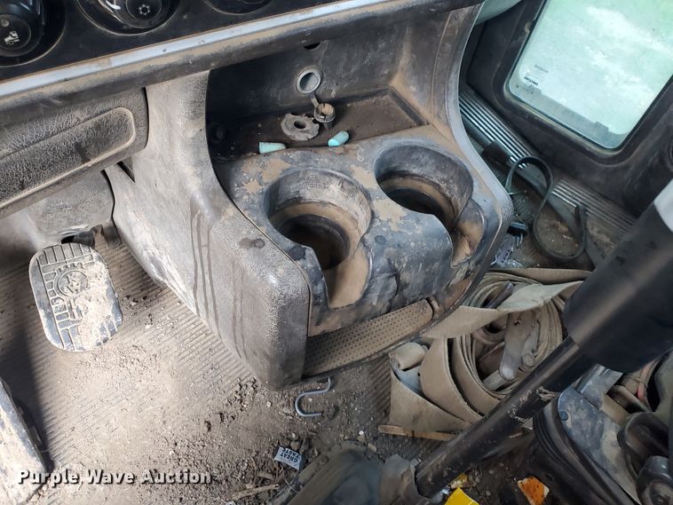 image for item IT9827 2009 Kenworth T800  semi truck