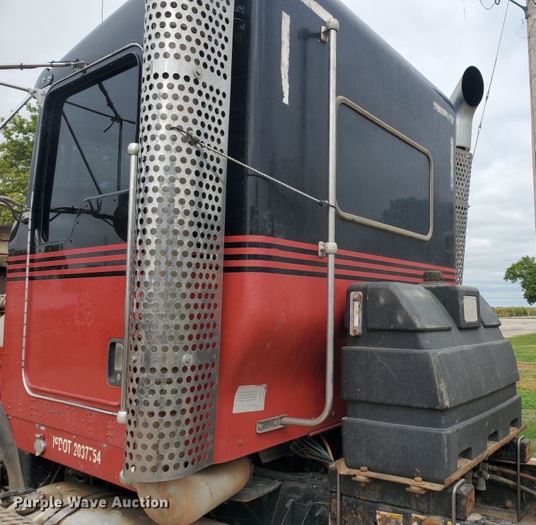 image for item IT9827 2009 Kenworth T800  semi truck