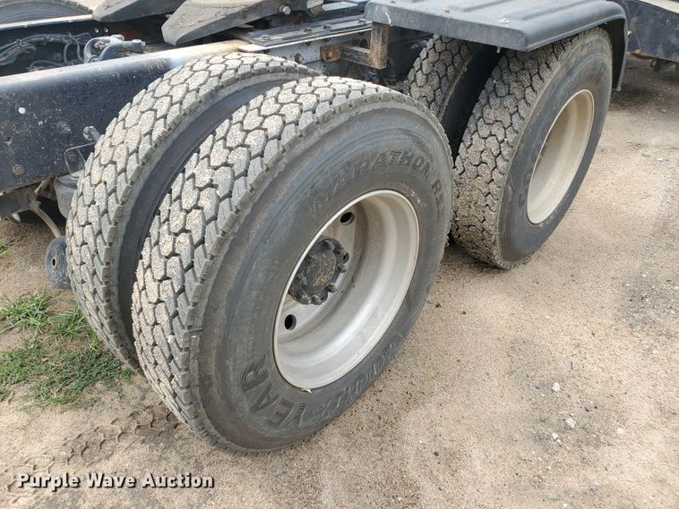 image for item IT9827 2009 Kenworth T800  semi truck