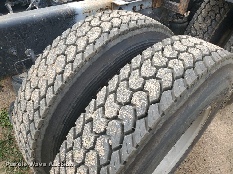 image for item IT9827 2009 Kenworth T800  semi truck