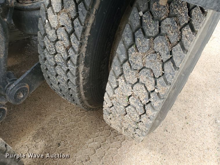 image for item IT9827 2009 Kenworth T800  semi truck