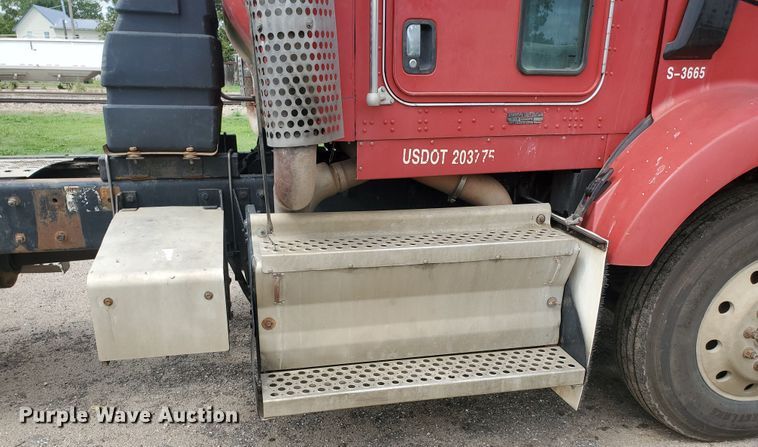 image for item IT9827 2009 Kenworth T800  semi truck