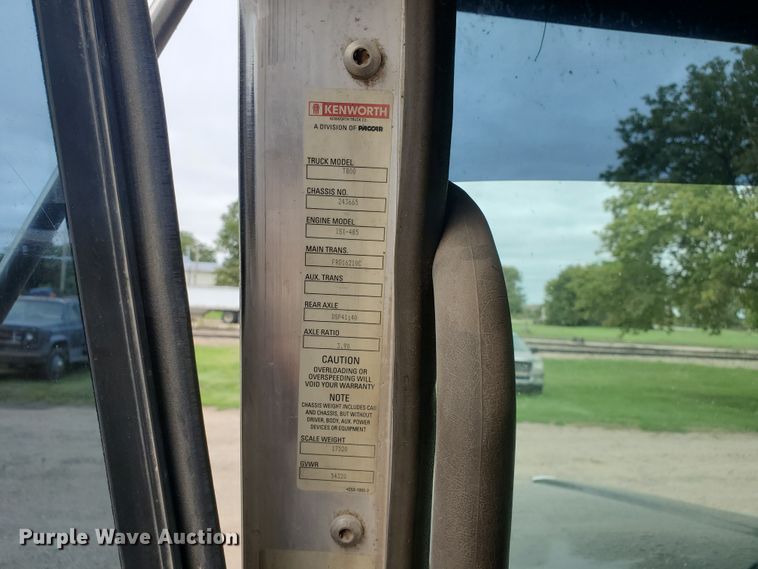 image for item IT9827 2009 Kenworth T800  semi truck