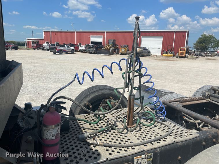 image for item JQ9715 2007 Kenworth T800  semi truck