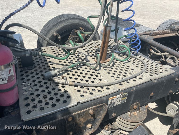 image for item JQ9715 2007 Kenworth T800  semi truck