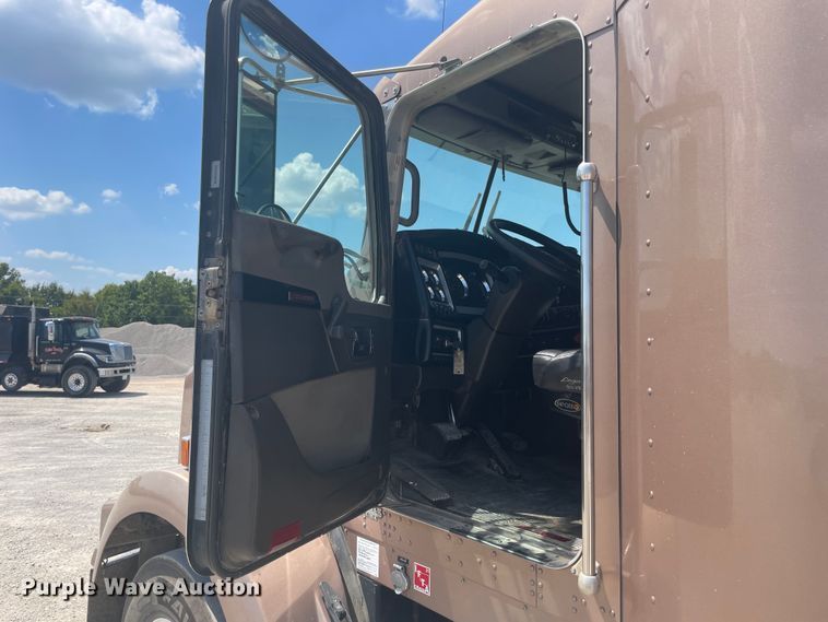 image for item JQ9715 2007 Kenworth T800  semi truck
