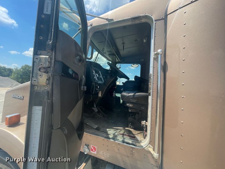 image for item JQ9715 2007 Kenworth T800  semi truck