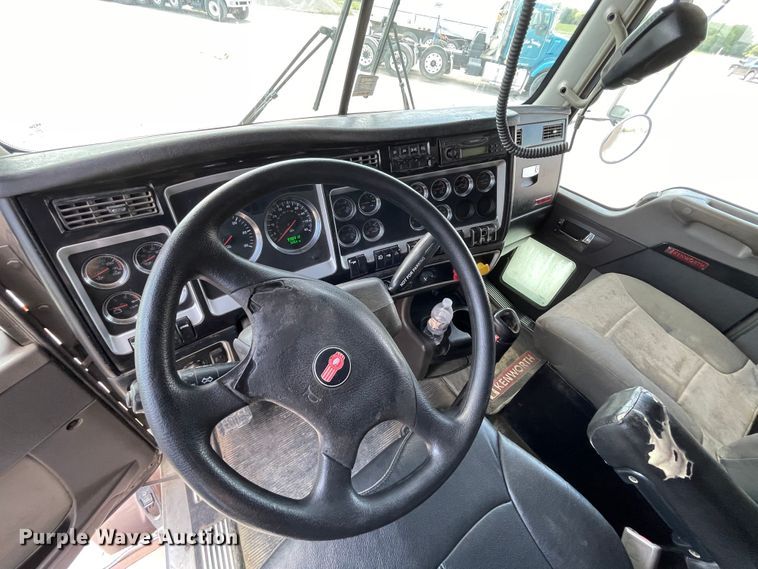 image for item JQ9715 2007 Kenworth T800  semi truck