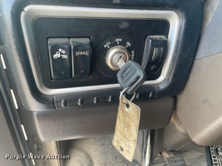 image for item JQ9715 2007 Kenworth T800  semi truck