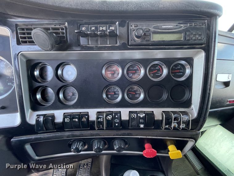 image for item JQ9715 2007 Kenworth T800  semi truck