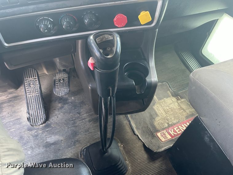 image for item JQ9715 2007 Kenworth T800  semi truck