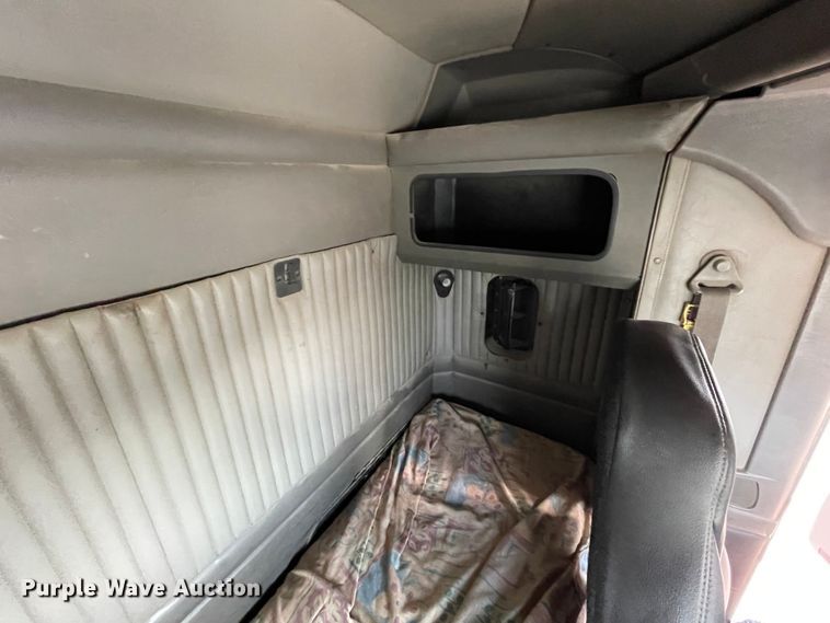 image for item JQ9715 2007 Kenworth T800  semi truck