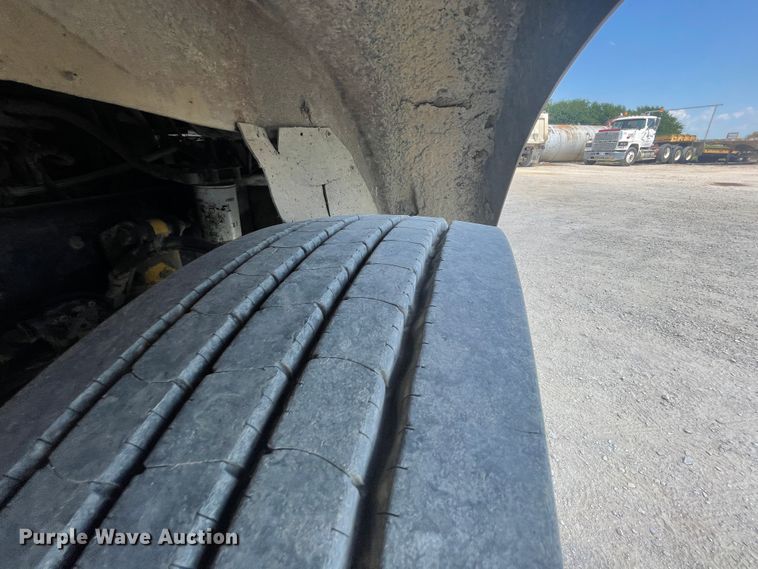 image for item JQ9715 2007 Kenworth T800  semi truck