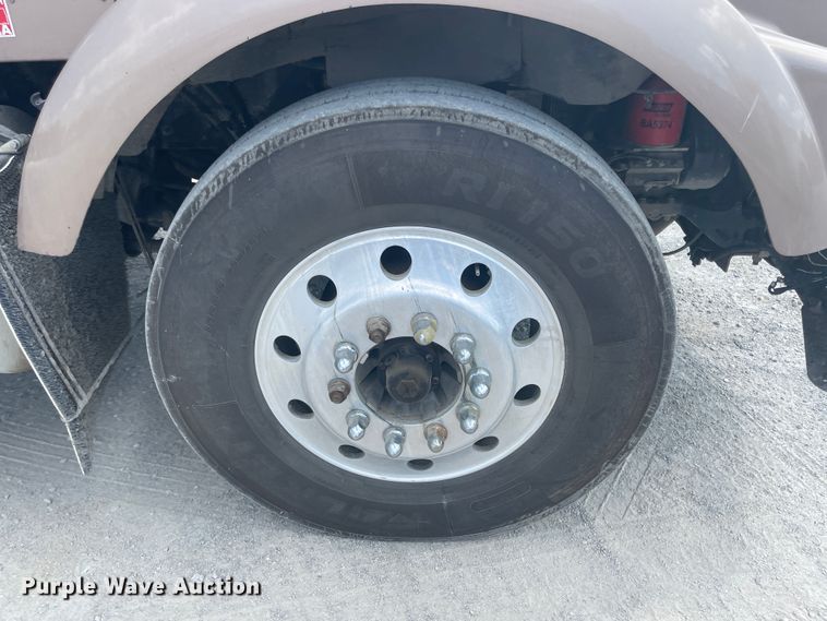 image for item JQ9715 2007 Kenworth T800  semi truck