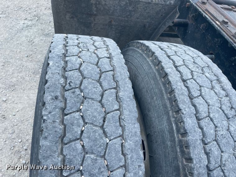 image for item JQ9715 2007 Kenworth T800  semi truck