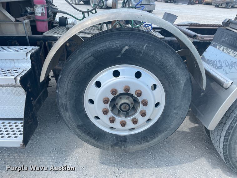 image for item JQ9715 2007 Kenworth T800  semi truck