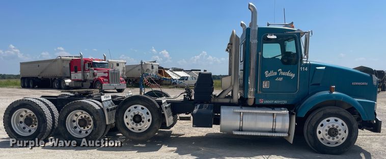 image for item JQ9718 2002 Kenworth T800  semi truck