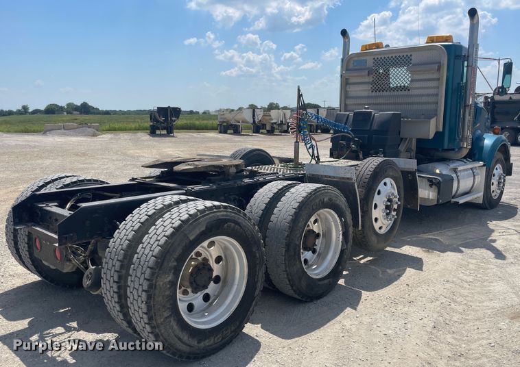 image for item JQ9718 2002 Kenworth T800  semi truck