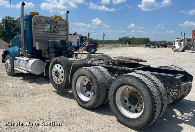 image for item JQ9718 2002 Kenworth T800  semi truck