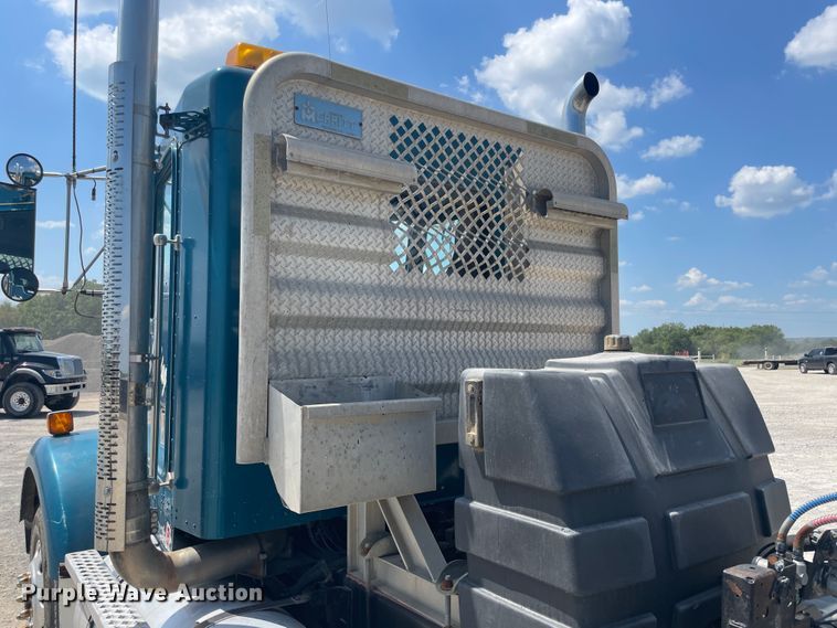 image for item JQ9718 2002 Kenworth T800  semi truck