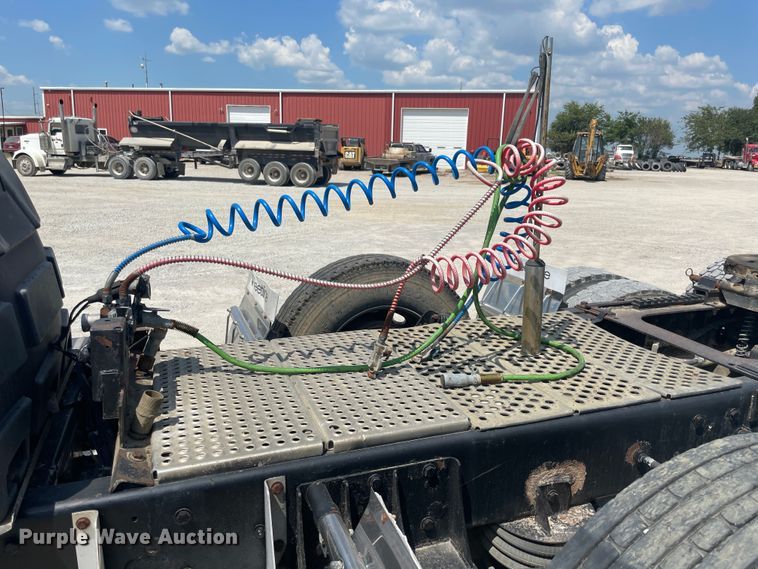 image for item JQ9718 2002 Kenworth T800  semi truck