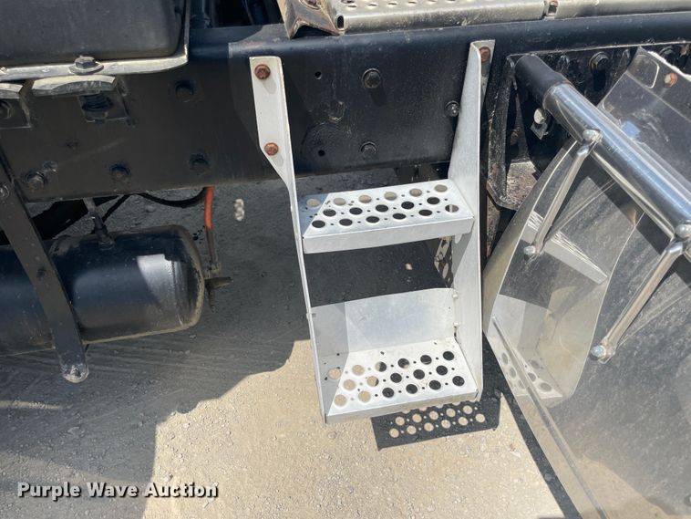 image for item JQ9718 2002 Kenworth T800  semi truck