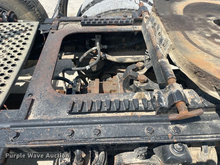 image for item JQ9718 2002 Kenworth T800  semi truck