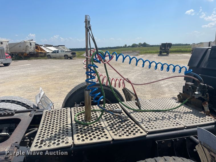 image for item JQ9718 2002 Kenworth T800  semi truck