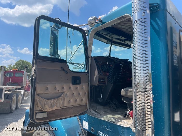 image for item JQ9718 2002 Kenworth T800  semi truck