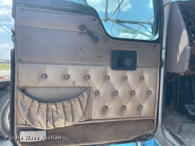 image for item JQ9718 2002 Kenworth T800  semi truck