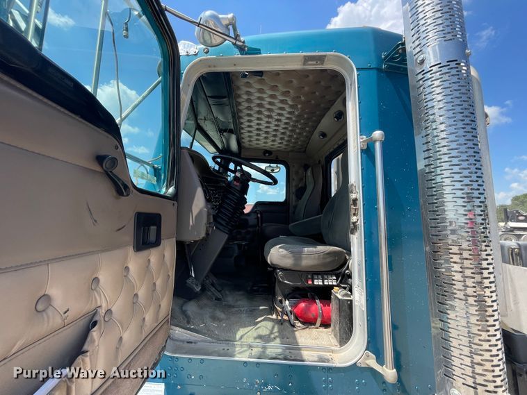 image for item JQ9718 2002 Kenworth T800  semi truck