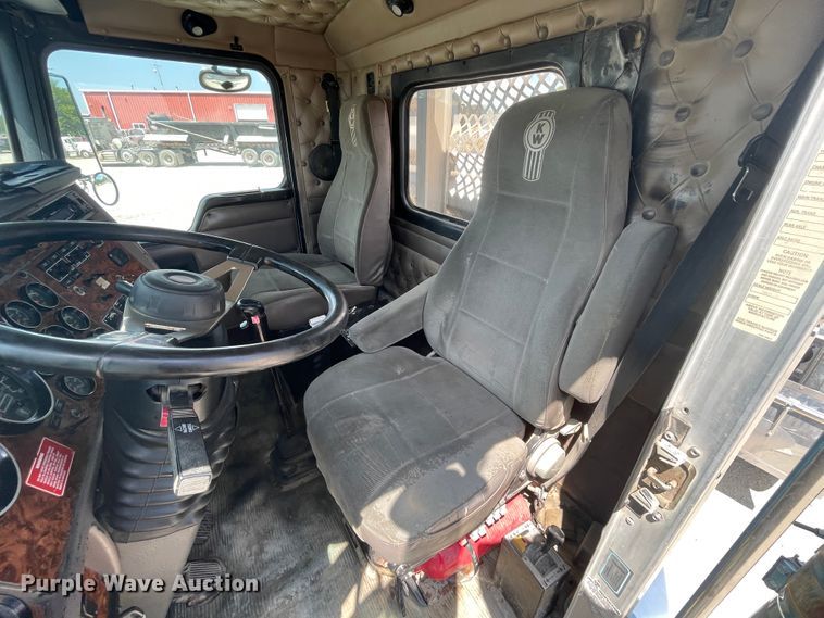 image for item JQ9718 2002 Kenworth T800  semi truck