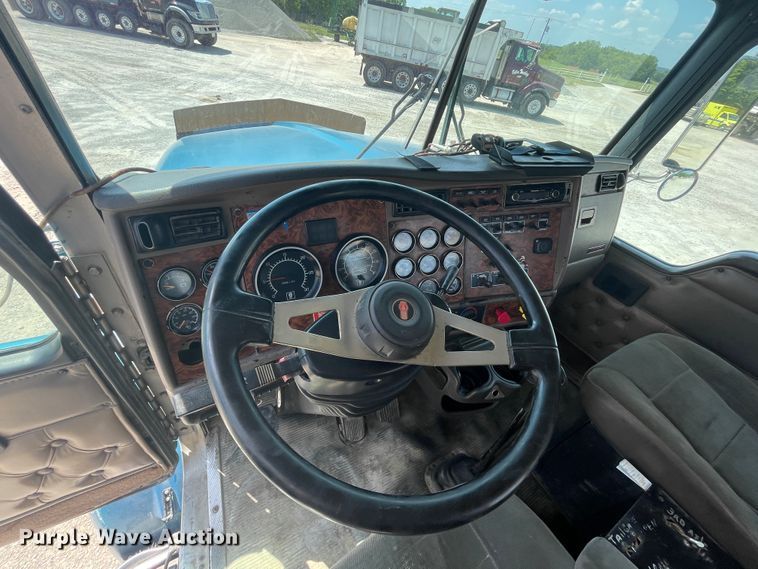 image for item JQ9718 2002 Kenworth T800  semi truck