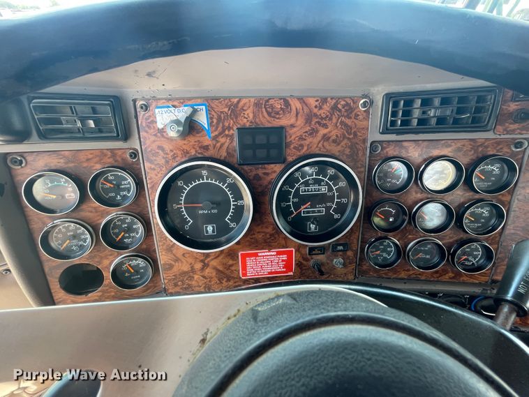 image for item JQ9718 2002 Kenworth T800  semi truck