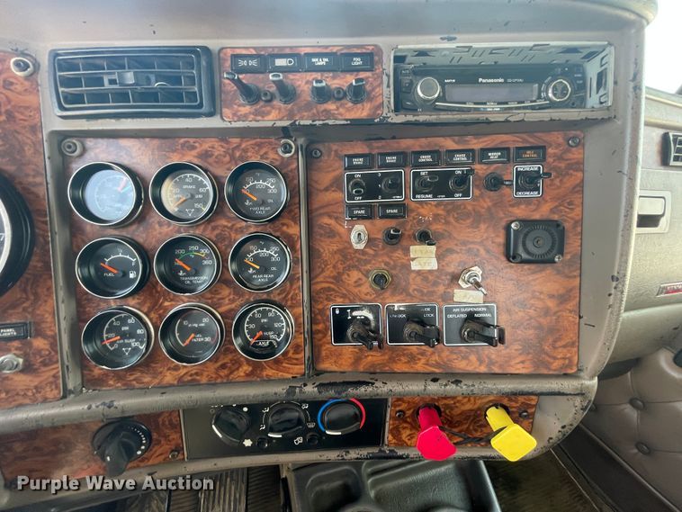 image for item JQ9718 2002 Kenworth T800  semi truck