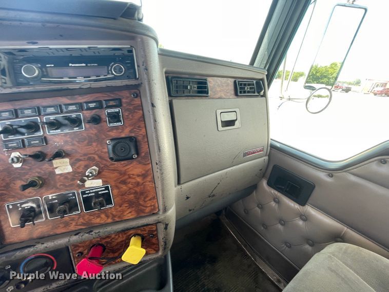 image for item JQ9718 2002 Kenworth T800  semi truck